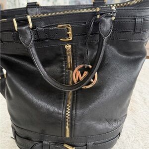 MICHAEL Michael Kors Kingsbury Large Black Pebbled Leather Bucket Tote MK Charm